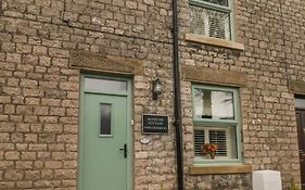 Sunshine Cottage Tideswell, Games Room Included.